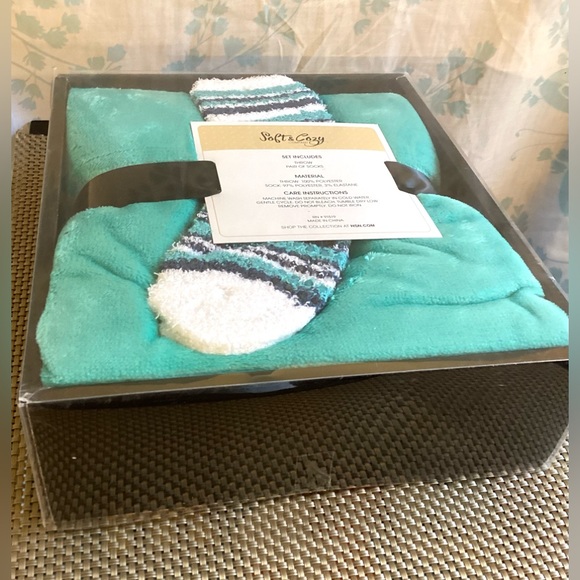 NEW in box Soft & Cozy mint color throw & pair of socks - Picture 4 of 4